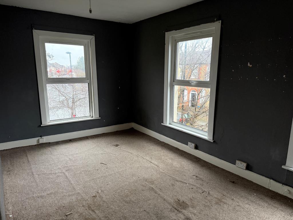 Lot: 149 - HOUSE IN NEED OF REFURBISHMENT - Main bedroom on first floor with double aspect